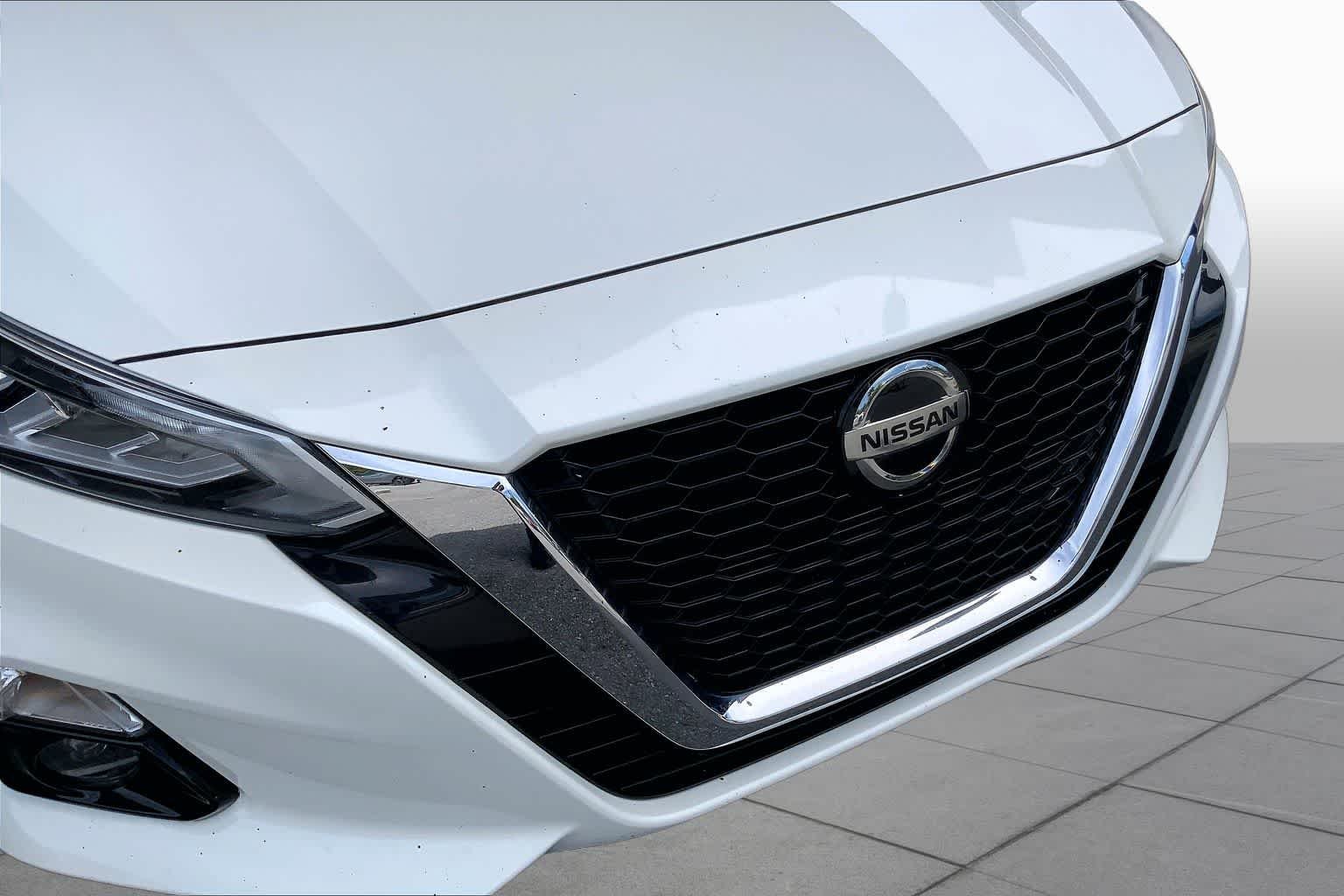 Used 2022 Pearl White Tricoat Nissan 2.5 SL image 32