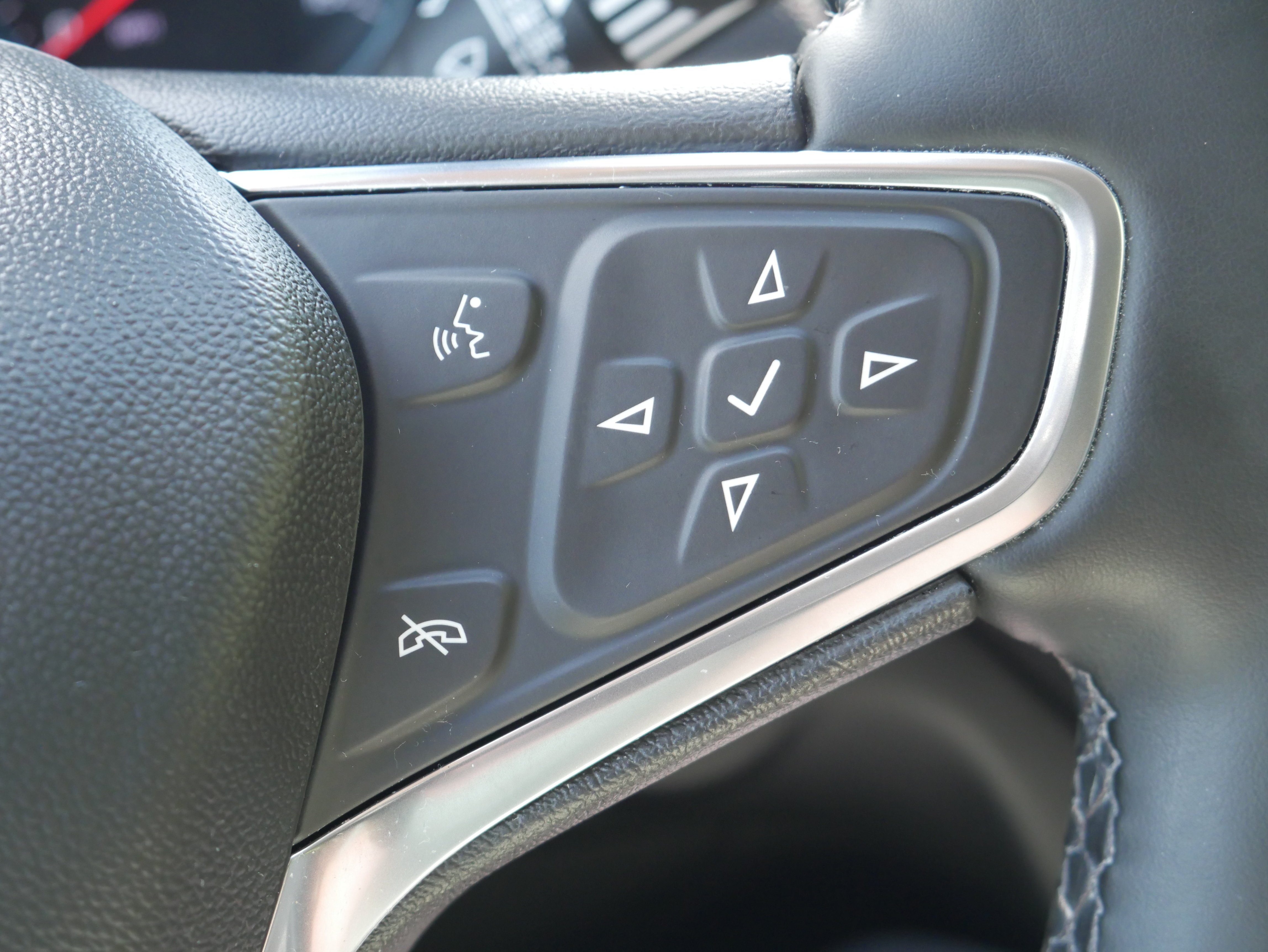 Used 2024 Summit White Chevrolet LT image 24