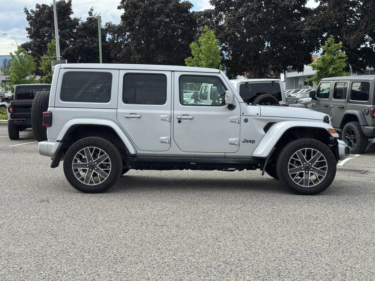 Used 2024 Silver Jeep High Altitude image 5