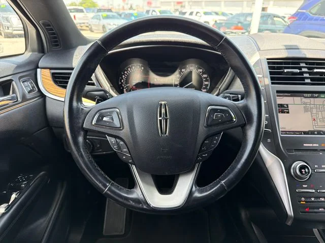 Used 2015 White Lincoln Base image 10