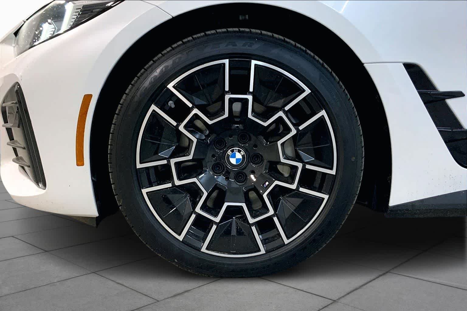 New 2026 Mineral White Metallic BMW xDrive40 image 11