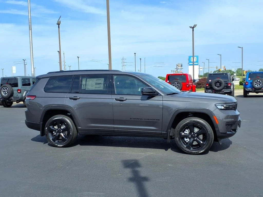 New 2025 Baltic Gray Metallic Clear-Coat Exterior Paint Jeep Altitude X image 2