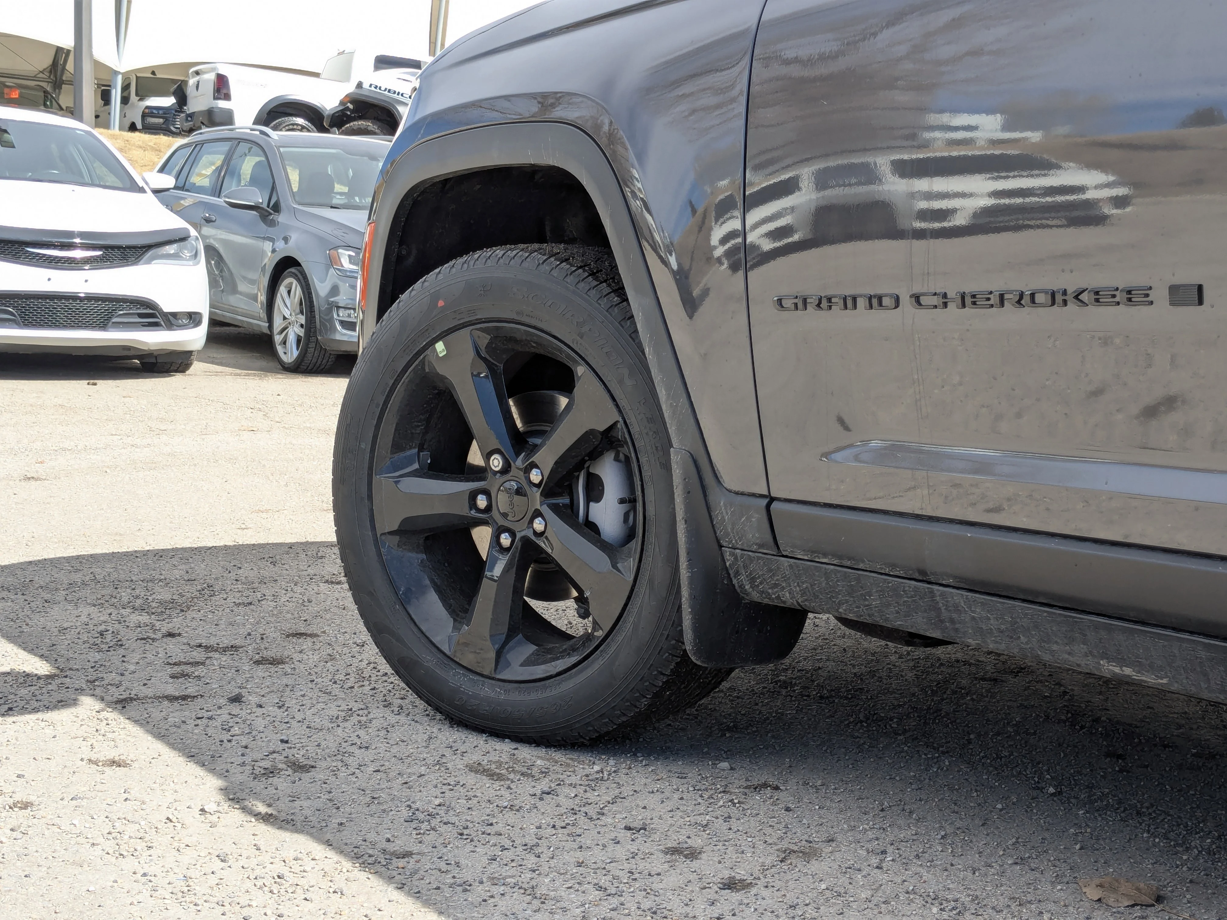 New 2026 Grey Jeep Limited - -Panoramic Sunroof - Limited Altitude Pack - 20 Gloss Black Wheels - Luxury Tch II & More image 9
