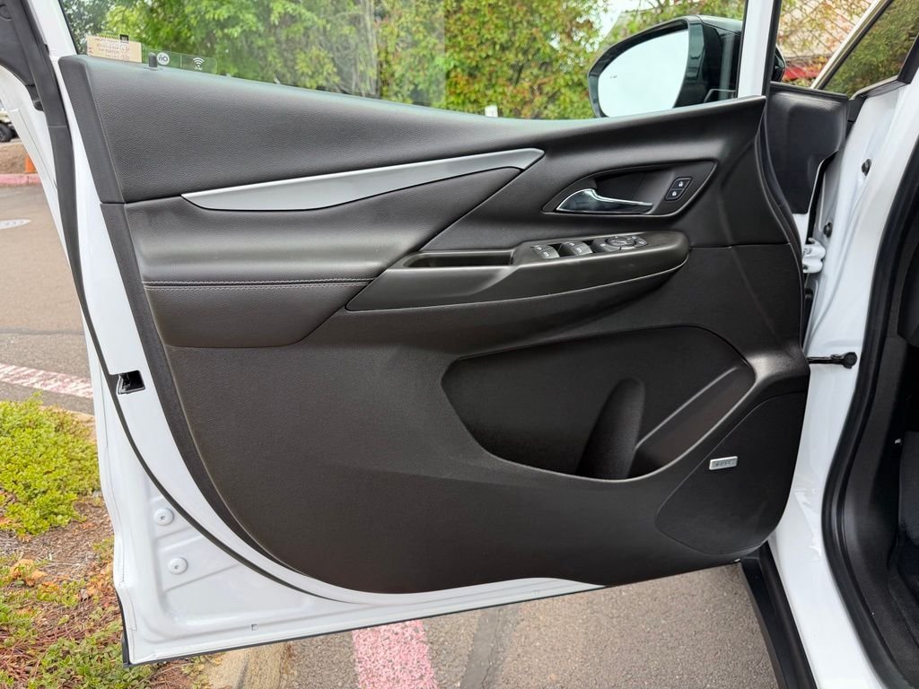 Used 2023 Summit White Chevrolet 2LT image 10