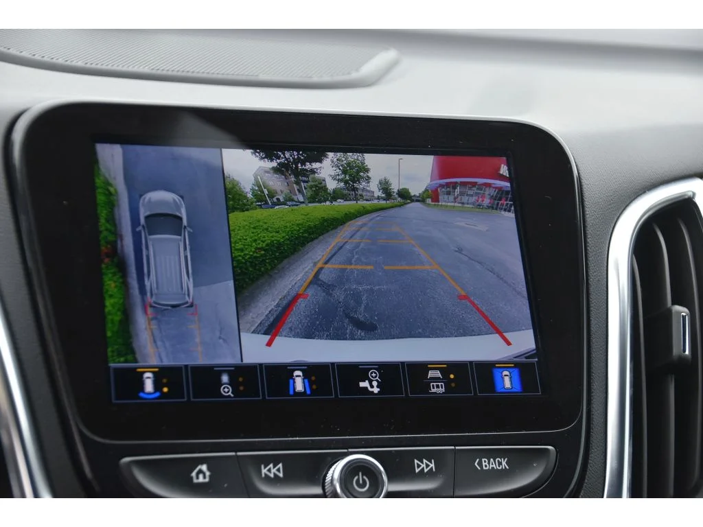 Used 2022 Iridescent Pearl Tricoat Chevrolet Premier image 22