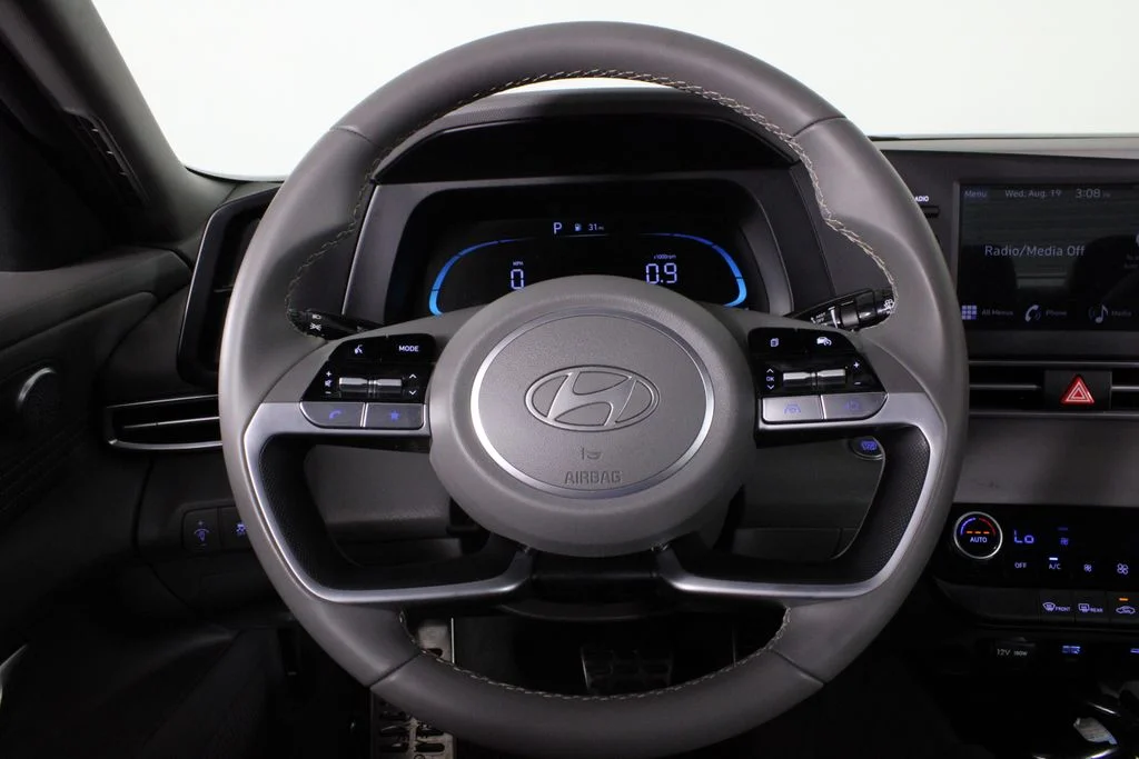 Used 2025 White Hyundai SEL Sport image 10