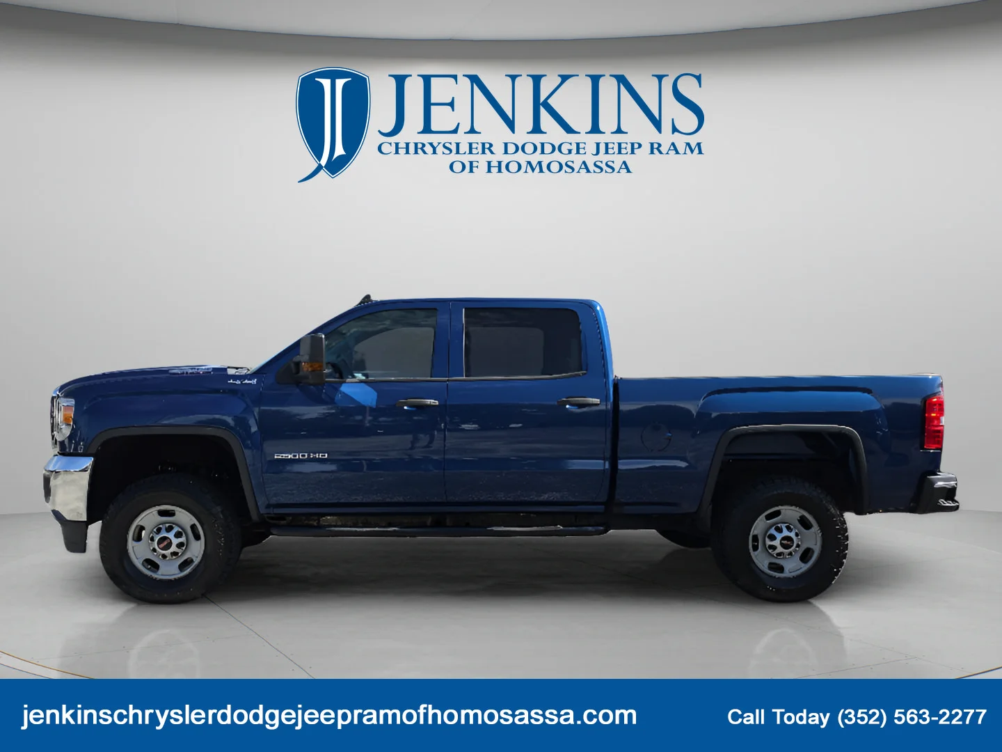 Used 2018 Stone Blue Metallic GMC Base image 9