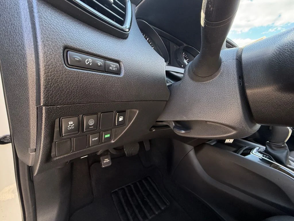 Used 2019 White Nissan S image 4