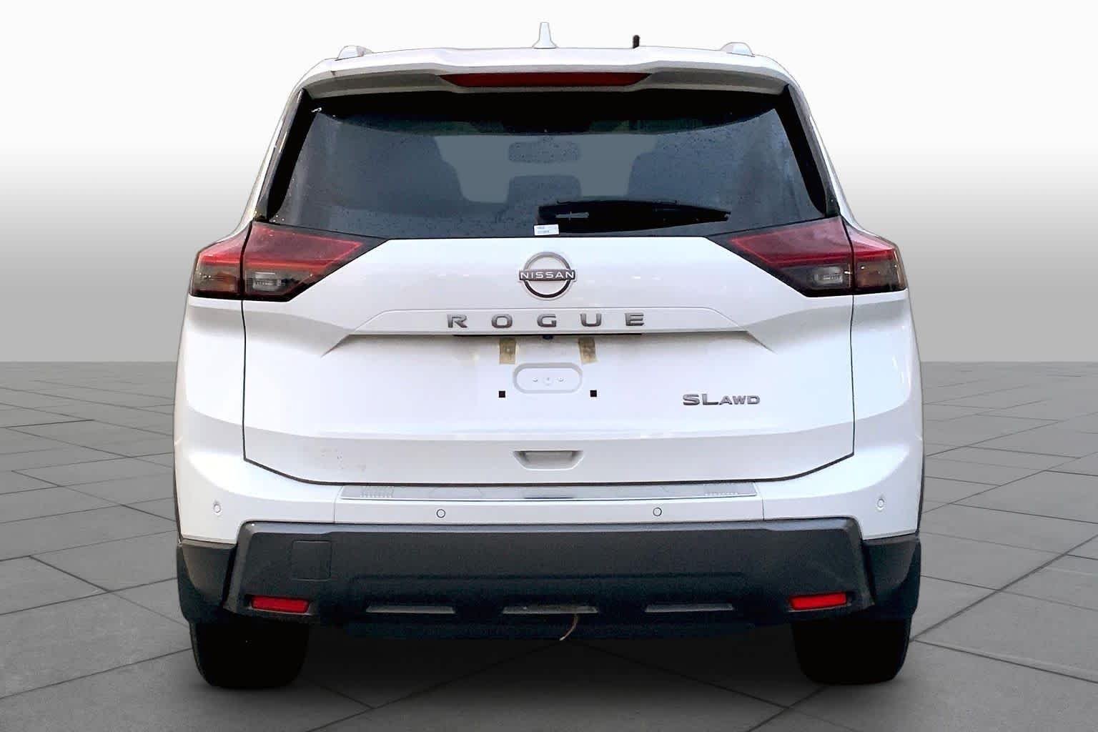 Used 2024 Everest White Pearl Nissan SL image 5