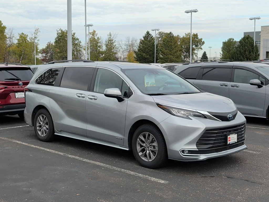Certified 2021 Toyota Sienna XLE with VIN 5TDJSKFC1MS010857 for sale in Minneapolis, Minnesota