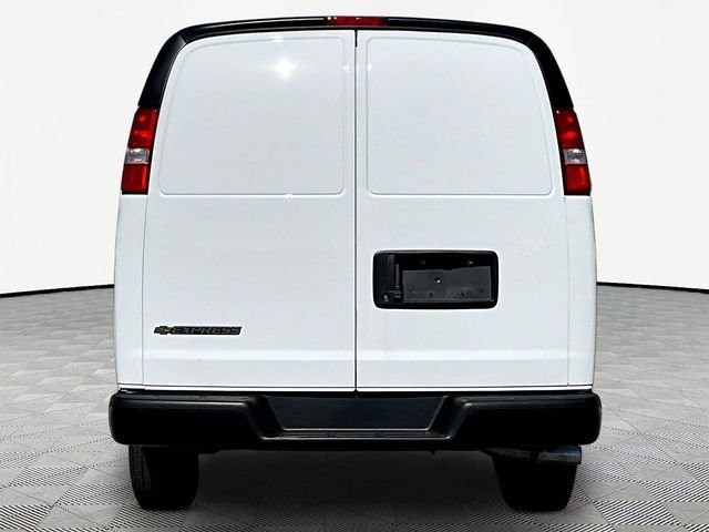 New 2026 Summit White Chevrolet WT image 5