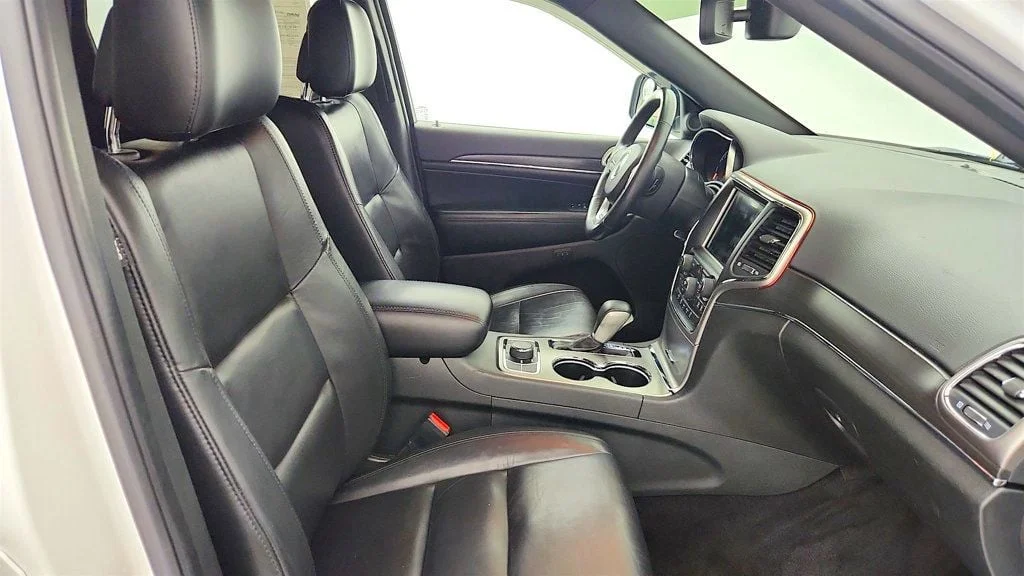 Used 2018 Bright White Clearcoat Jeep Limited 4x4 w/ Power Sunroof & Uconnect 4C Nav image 24