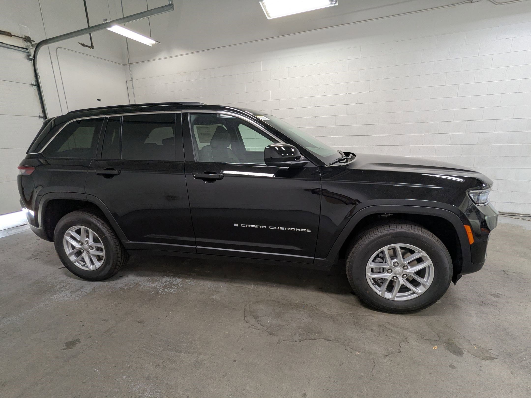New 2025 Diamond Black Crystal Pearl-Coat Exterior Paint Jeep Laredo X image 3