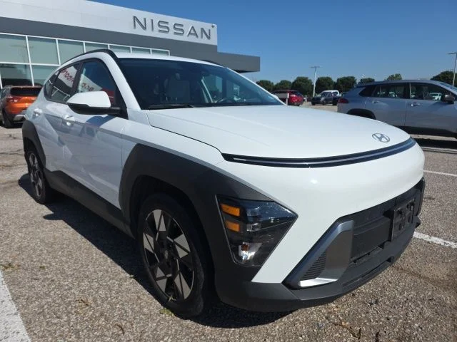 Used 2025 White Hyundai SEL image 1