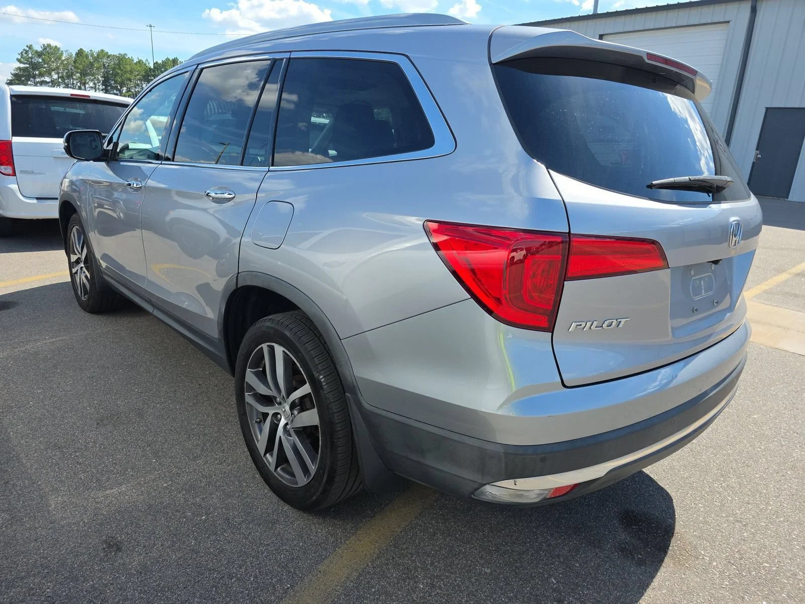 Used 2017 Lunar Silver Metallic Honda Touring image 6
