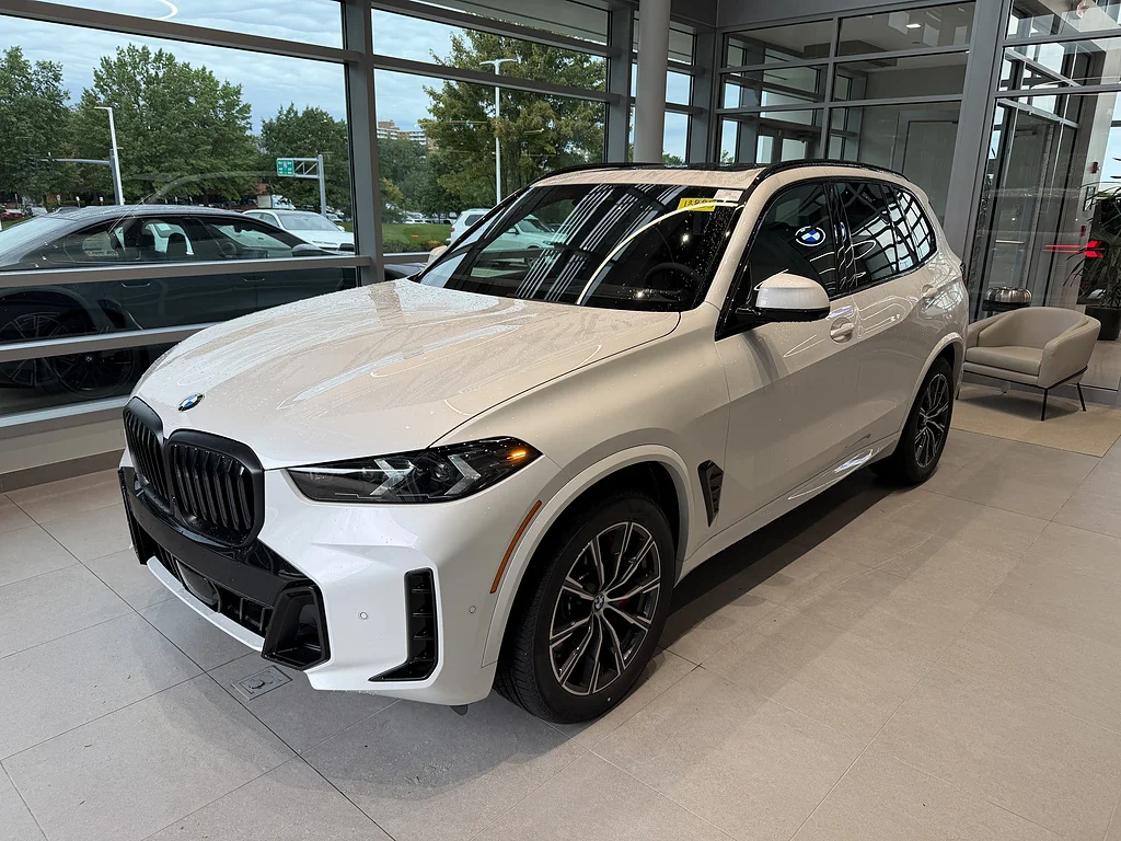 New 2026 Mineral White Metallic BMW xDrive40i image 3