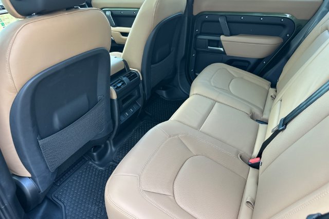 New 2026 Woolstone Green Land Rover X-Dynamic SE image 11