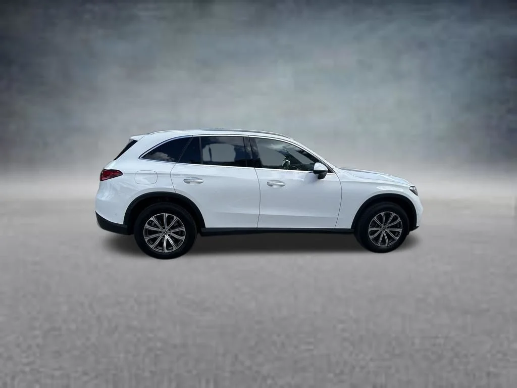 Used 2025  Mercedes-Benz GLC 300 image 8