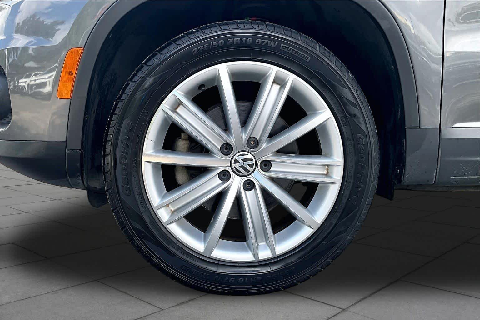 Used 2014 Pepper Gray Metallic Volkswagen SEL image 11