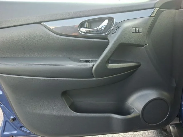 Used 2018 Blue Nissan SV image 12
