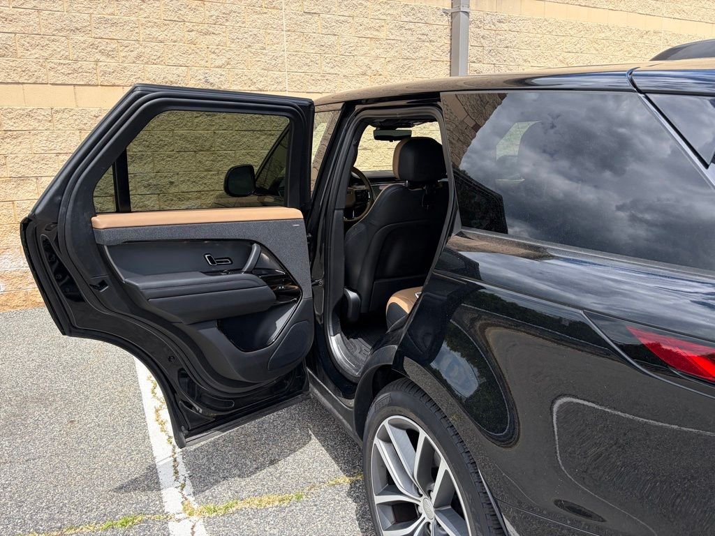 Used 2023 Black Land Rover SE Dynamic image 12