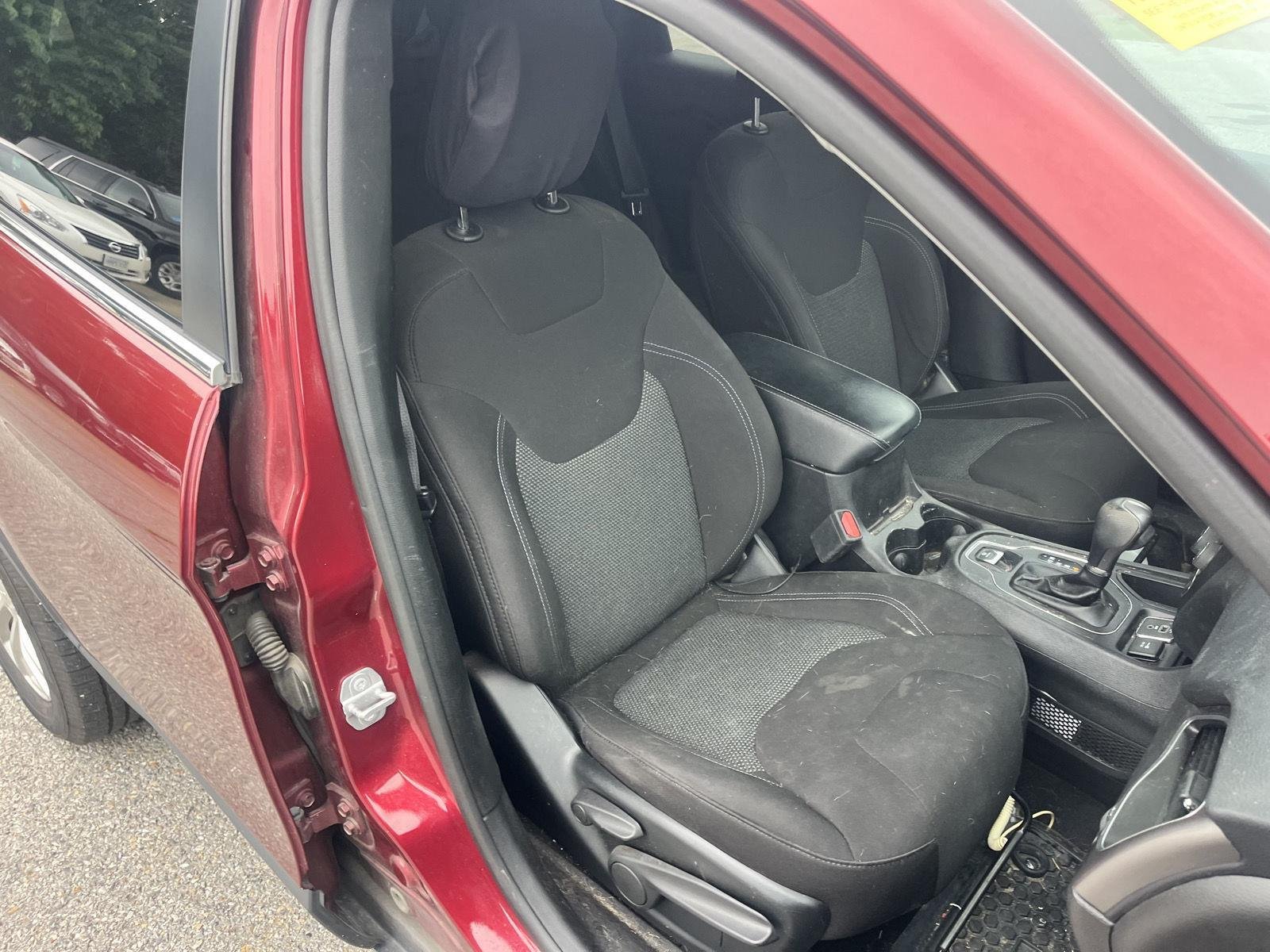 Used 2019 Velvet Red Pearlcoat Jeep Latitude image 14