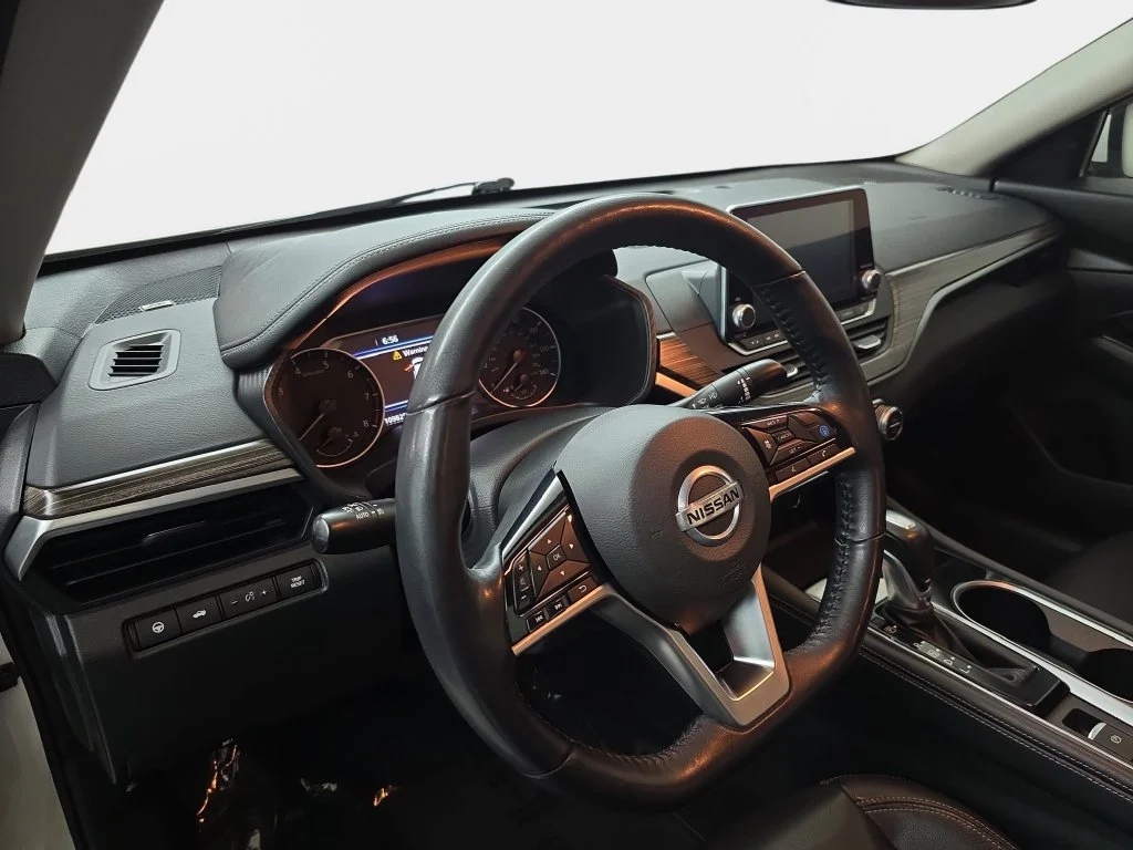 Used 2020 White Nissan 2.5 SL image 12