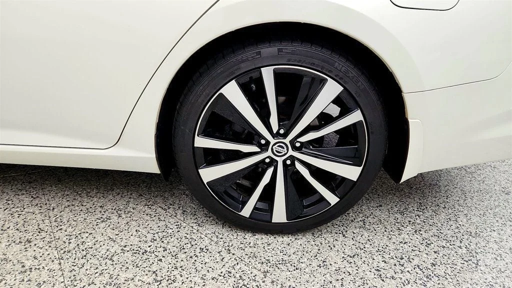 Used 2022 Pearl White Tricoat Nissan 2.5 SR Sedan image 9