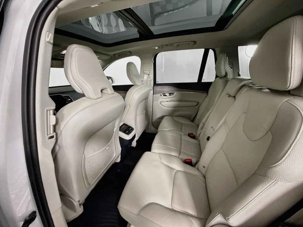 Certified Used 2023 Crystal White Volvo B6 Plus 7-Seater image 26