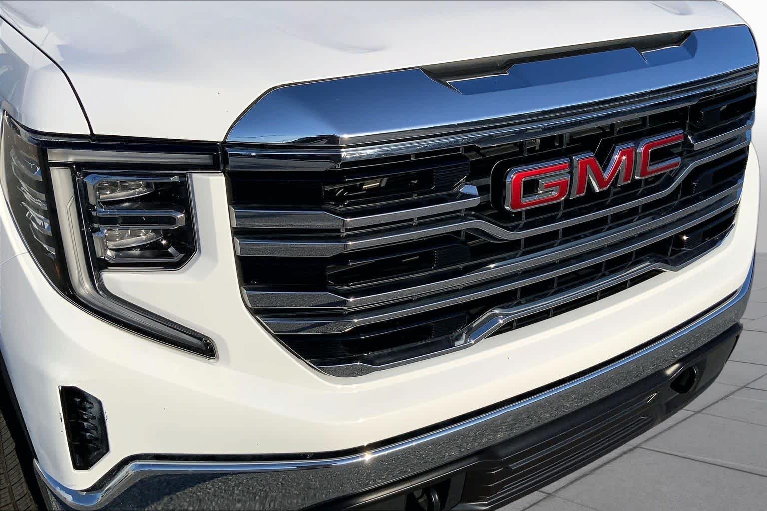 Used 2025 Summit White GMC SLT image 29