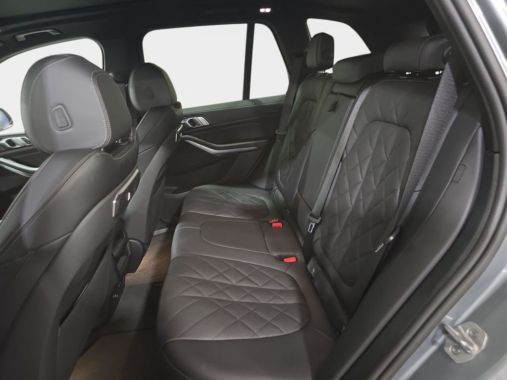Used 2026 Skyscraper Grey Metallic BMW xDrive40i image 14