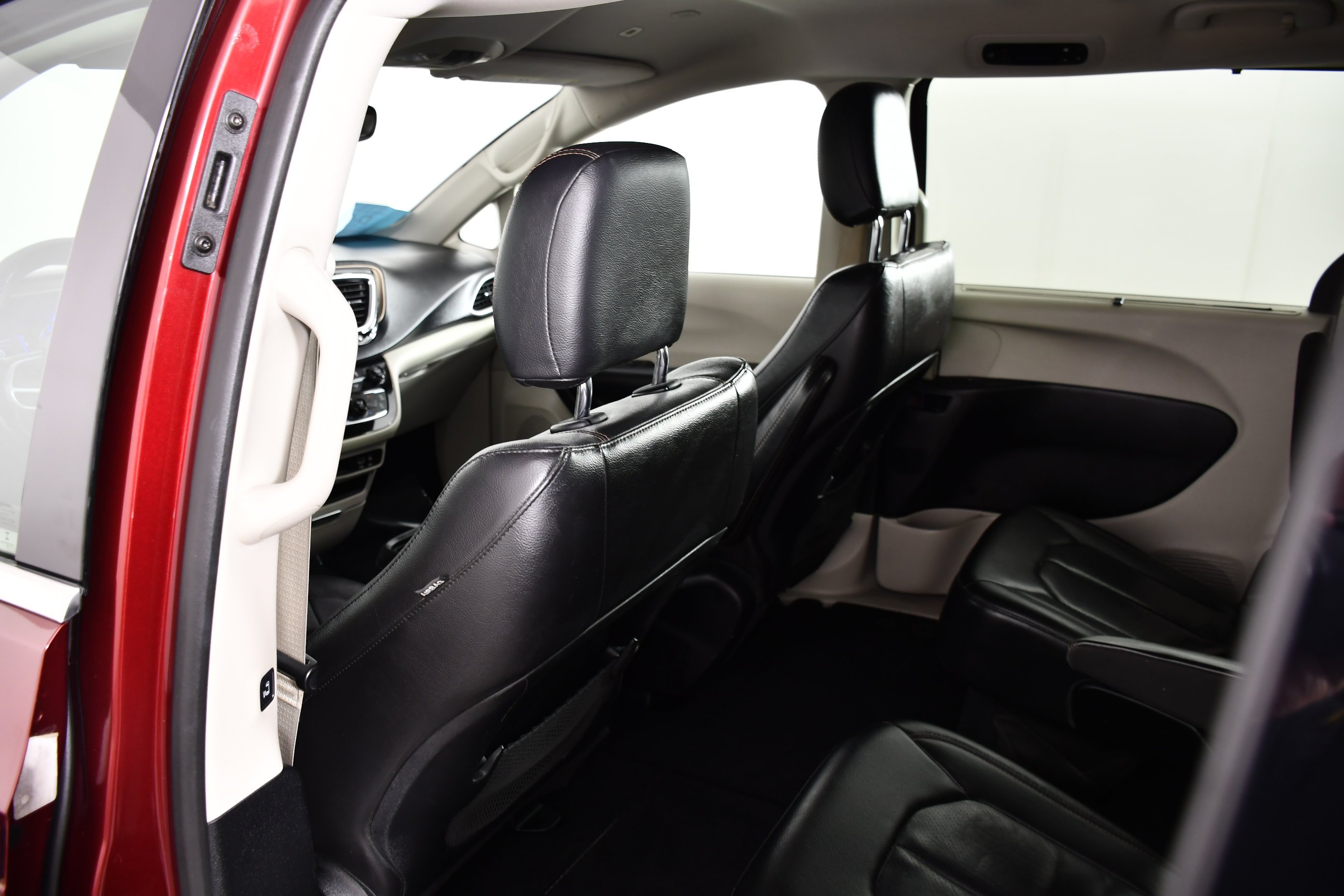 Used 2019 Velvet Red Pearlcoat Chrysler Touring L image 43