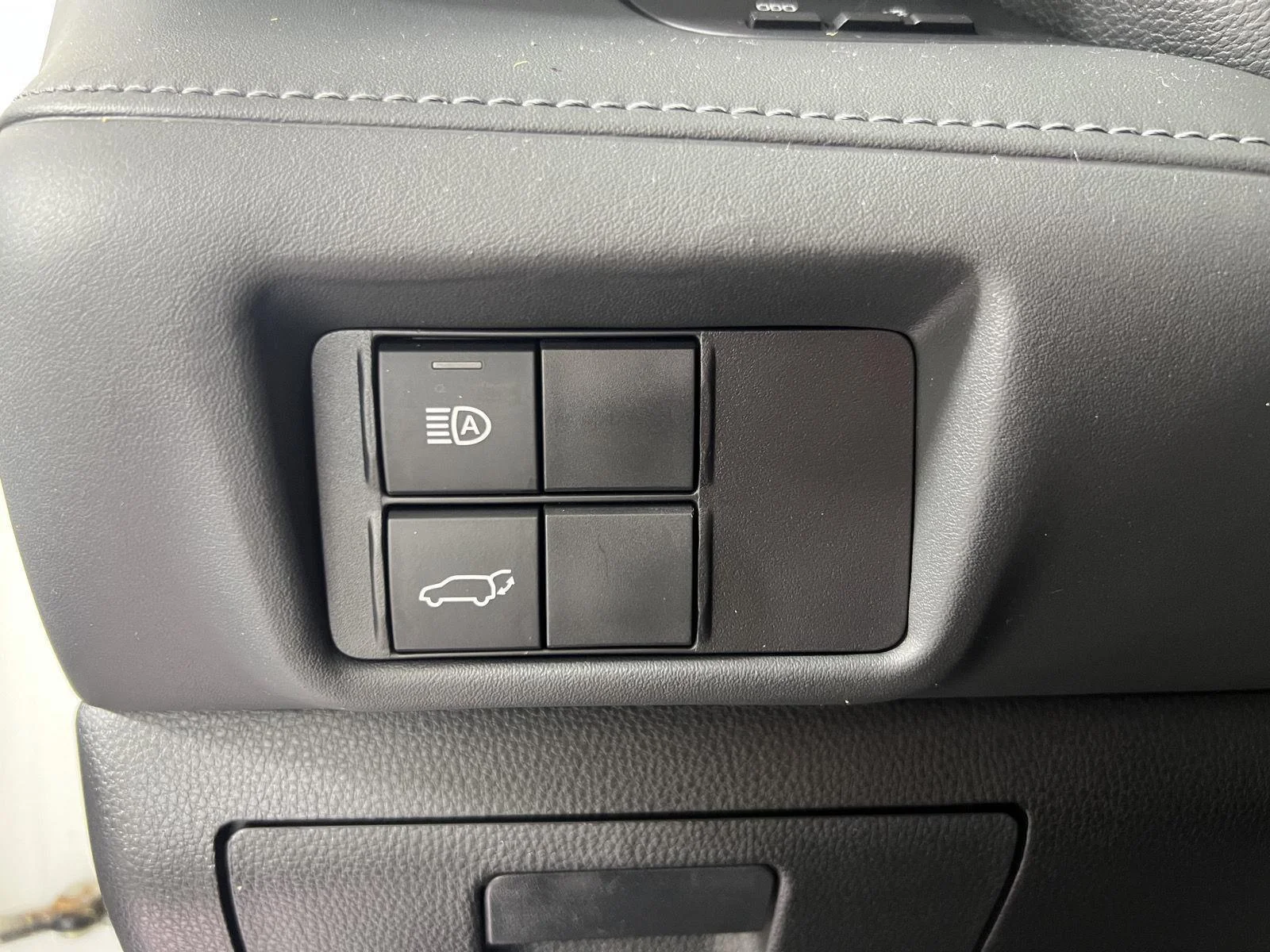 Used 2022 Wind Chill Pearl Toyota LE image 16