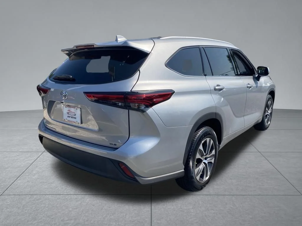 Used 2022 Silver Toyota XLE image 16