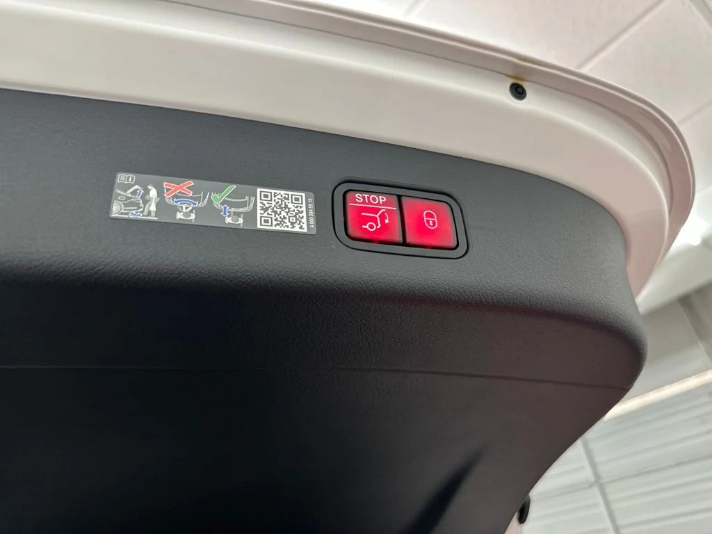 New 2027 White Mercedes-Benz GLC 300 image 28