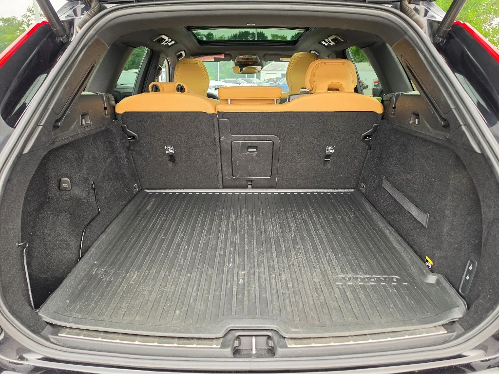 Used 2019 Onyx Black Metallic Volvo T6 Momentum image 6