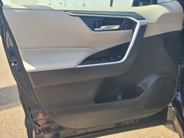 Used 2020  Toyota XLE Premium image 18