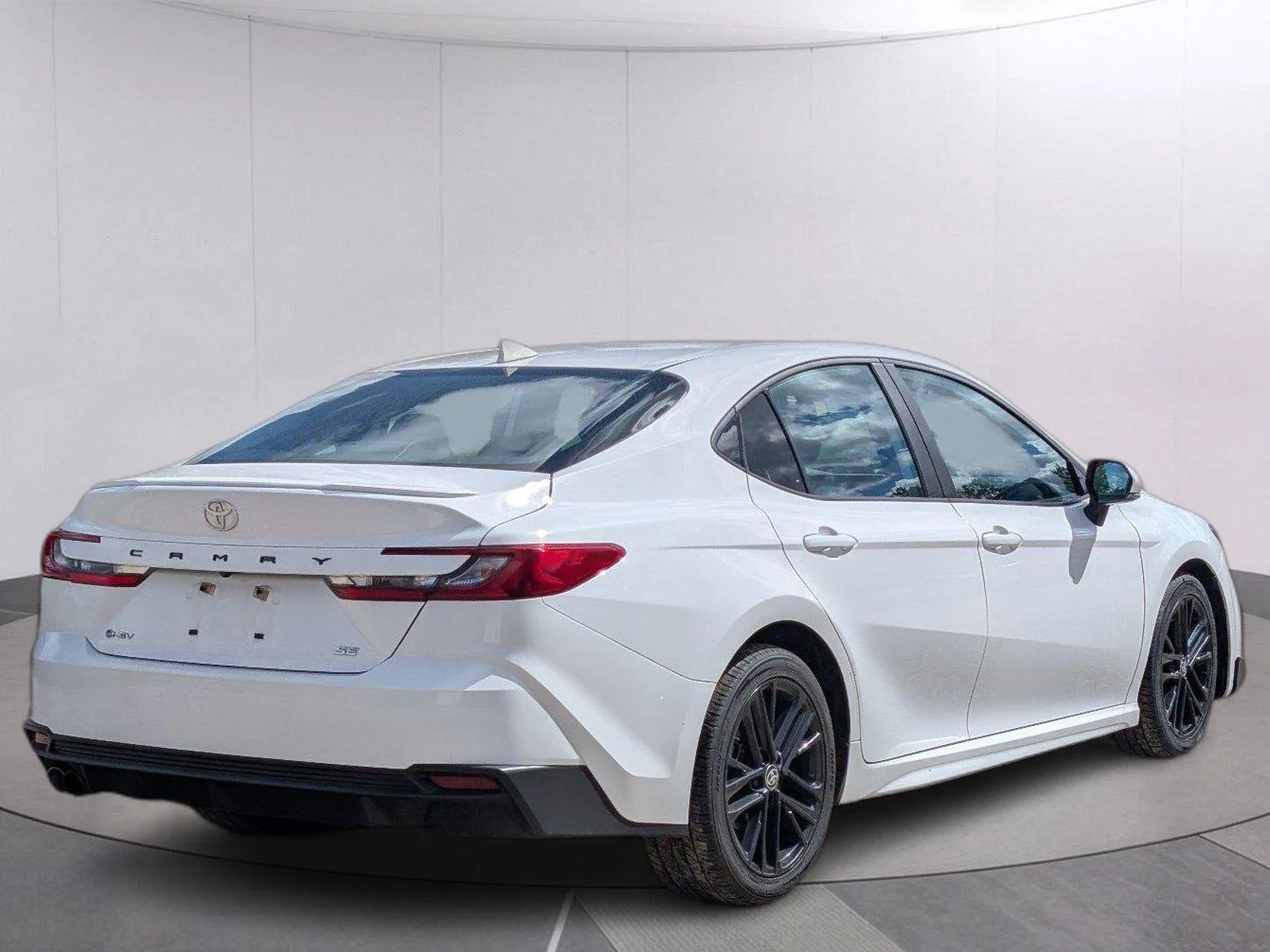 Used 2025 Ice Cap Toyota SE image 7
