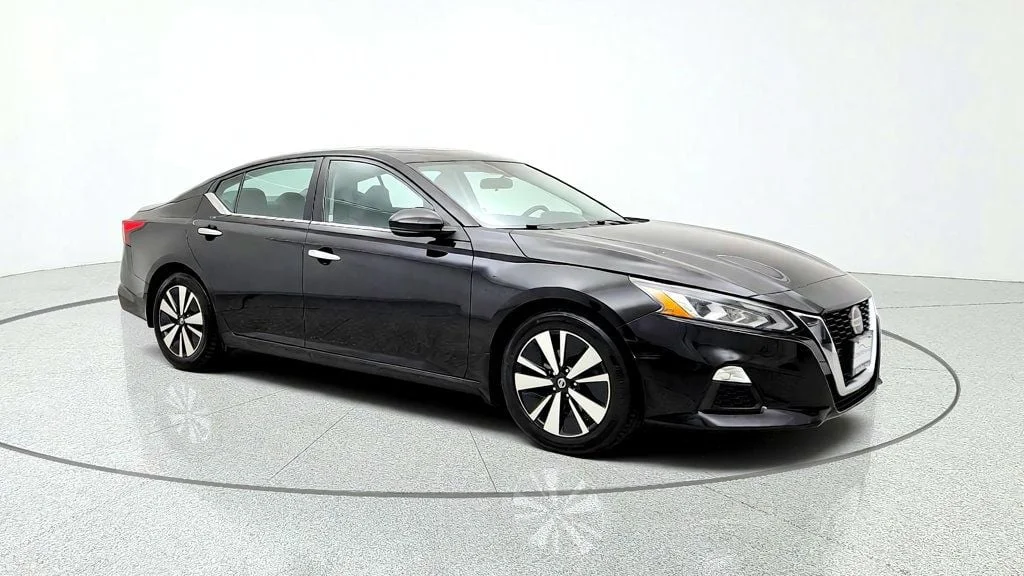 Used 2022 Super Black Nissan 2.5 SV Sedan image 3