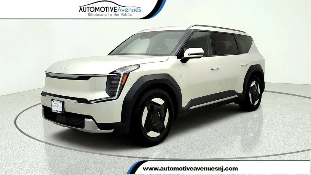 Used 2024 Ivory Silver Kia Wind AWD image 1