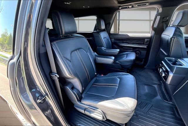 Used 2022  Ford Platinum image 27