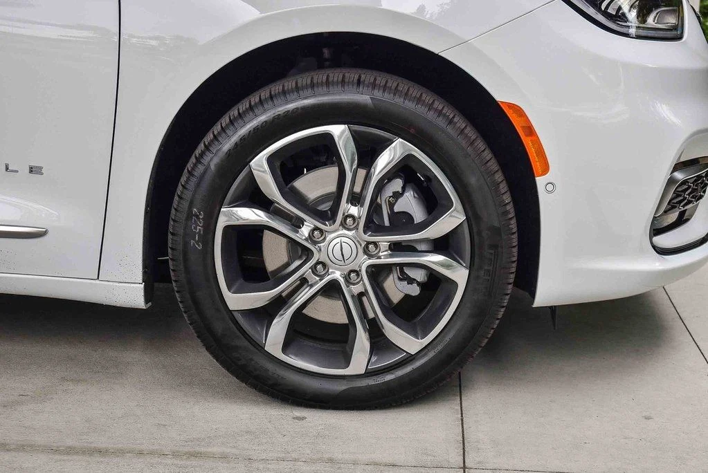 New 2026 Bright White Clear-Coat Exterior Paint Chrysler Pinnacle image 10