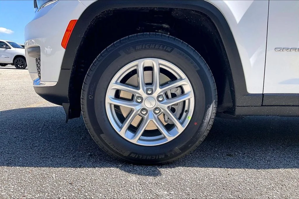 New 2026 Bright White Clear-Coat Exterior Paint Jeep Laredo image 10
