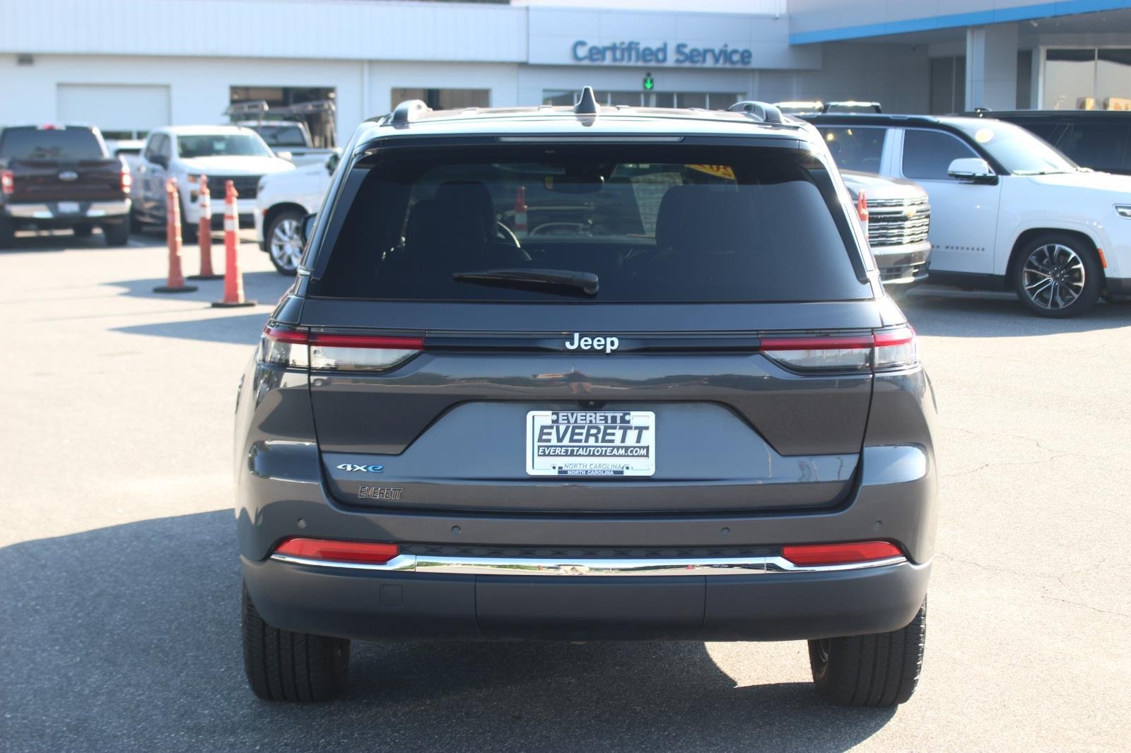 Used 2024 Grey Jeep 4x4 image 6
