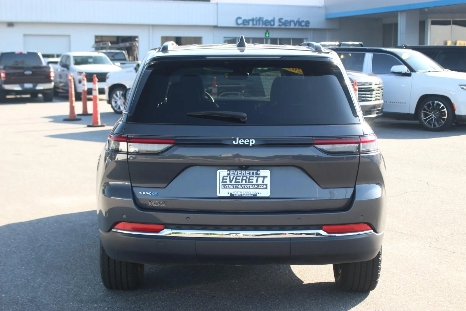 Used 2024 Grey Jeep 4x4 image 6