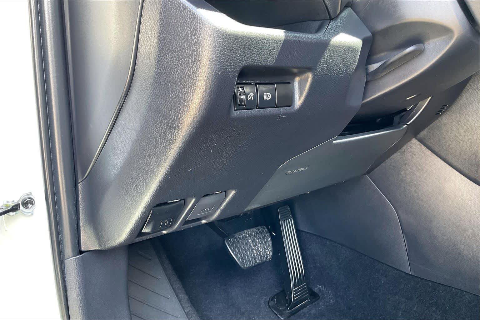 Used 2025 Ice Cap Toyota XLE image 35