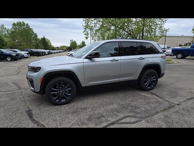 New 2026 Silver Zynith Exterior Paint Jeep 85th Anniversary Edition image 4