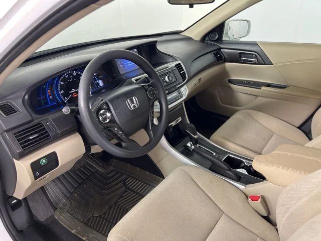 Used 2015 White Honda  image 13