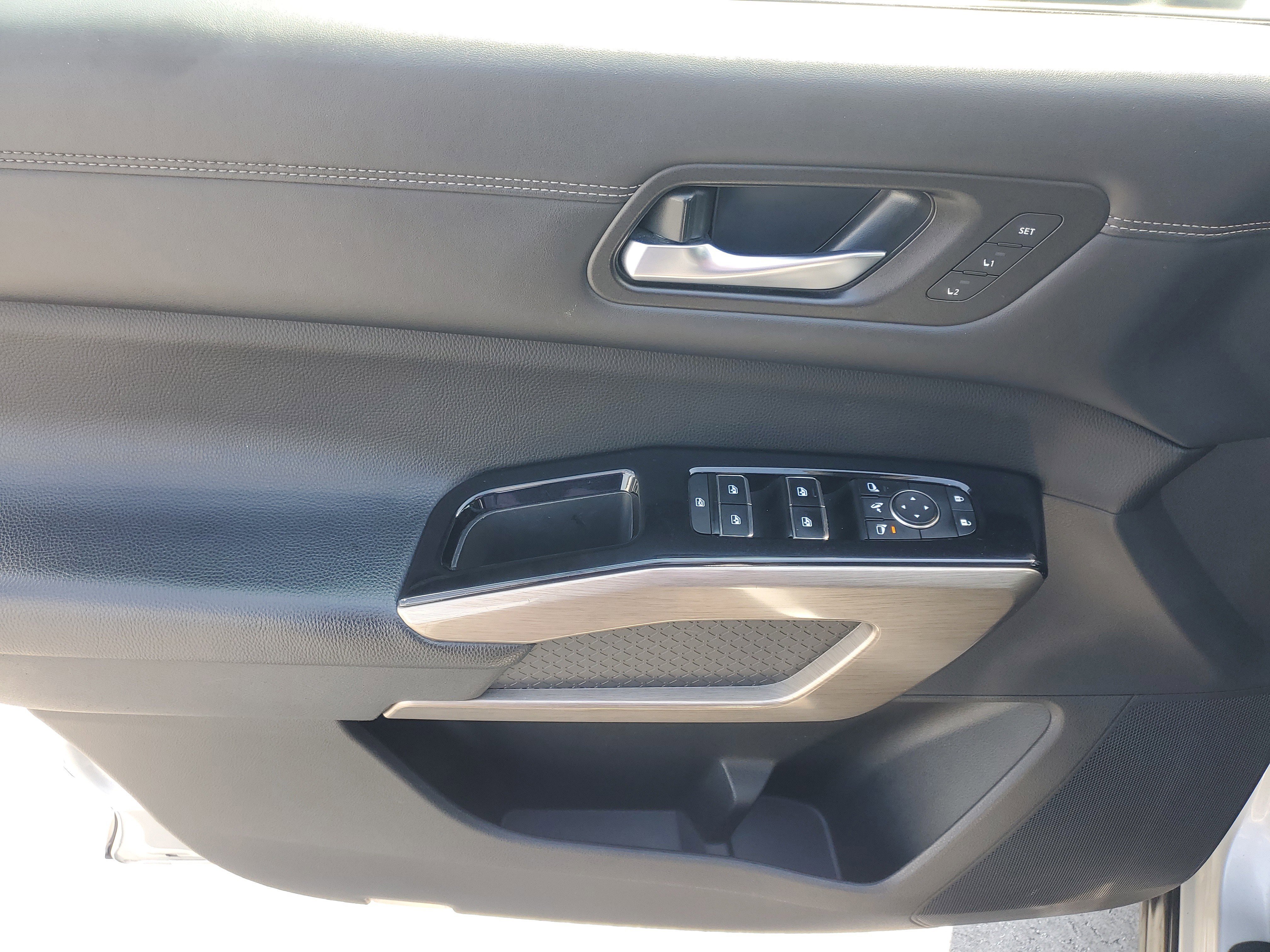 Used 2022 Brilliant Silver Metallic Nissan Platinum image 20