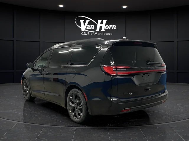 New 2026 Diamond Black Crystal Pearl-Coat Exterior Paint Chrysler Select image 3